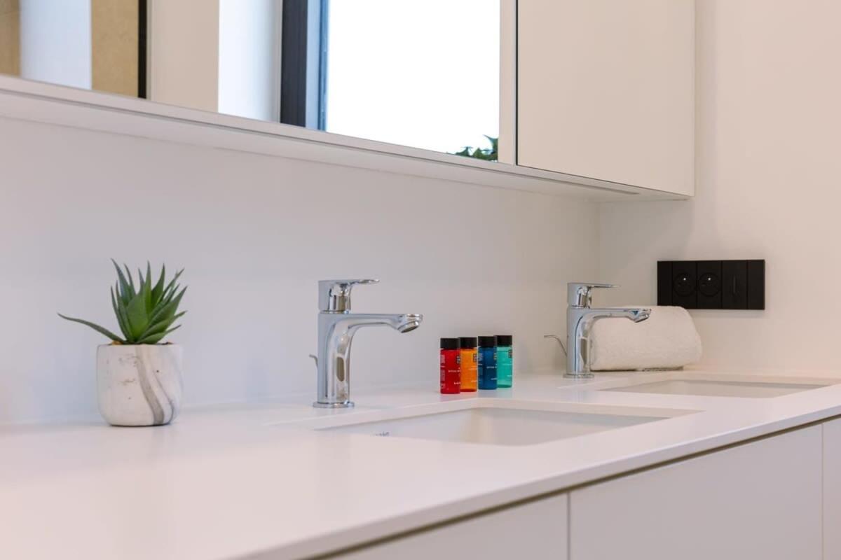 New, Luxurious And Modern Apartment With Private Parking كوكسيجدي المظهر الخارجي الصورة